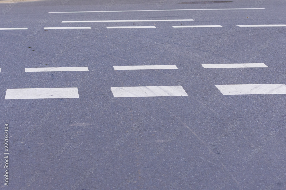 Fahrbahnmarkierung auf einer Strasse Fahrbahnmarkierung auf einer Strasse