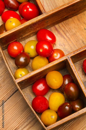 Tomates cherry sobre mesa de madera rústica