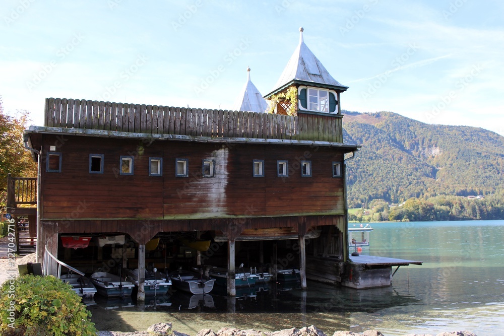 Fototapeta premium Bootshaus am Fuschlsee im Salzkammergut.