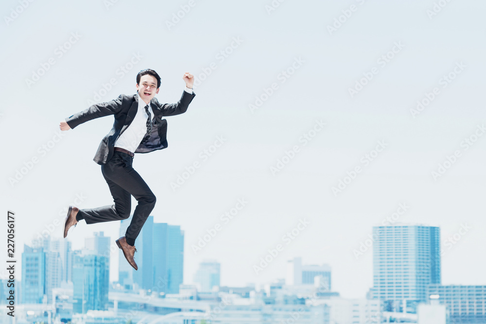 勢い良くジャンプする男性（ビジネスイメージ）