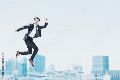 勢い良くジャンプする男性（ビジネスイメージ）