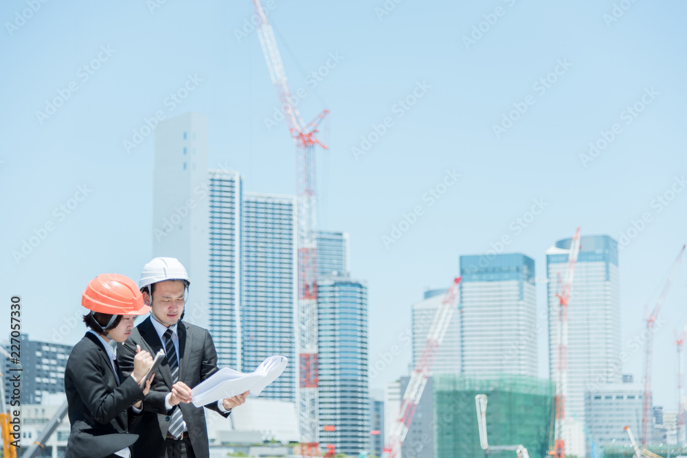建設業で働く人々(男性・女性) 建設業で働く人々(男性・女性)