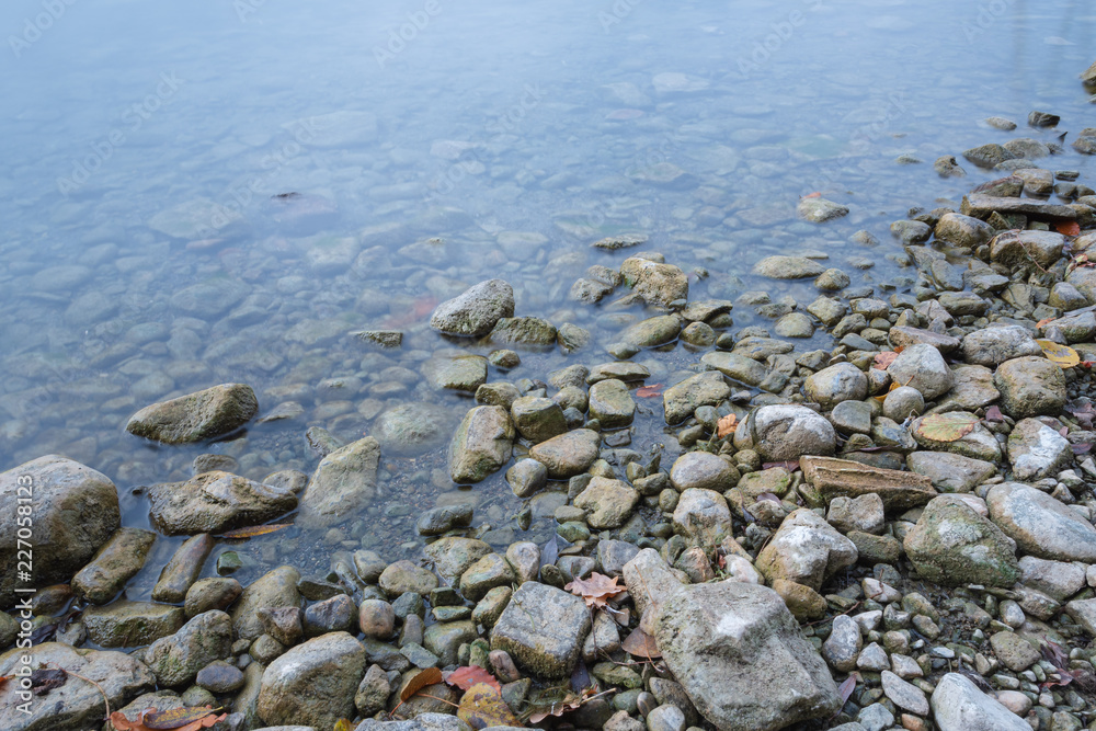 Obraz premium Stein Strand am Wasser