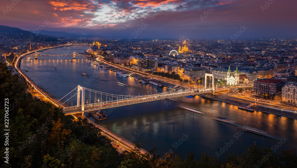Fototapeta premium Budapest, Węgry - Powietrzna panoramiczna linia horyzontu Budapest przy zmierzchem. Ten widok obejmuje Most Elżbiety (Erzsebet Hid), Most Łańcuchowy Szechenyi, Parlament, Bazylikę św.
