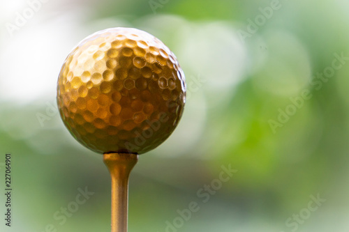 фотографія Golf golf ball and pins gold against the background of natural beauty, the ultim