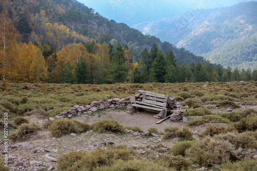 Bank aus Holz und Steinen