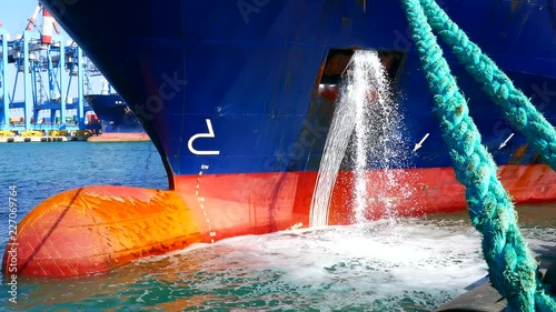 Water splashes a huge splash of water with mooring rope