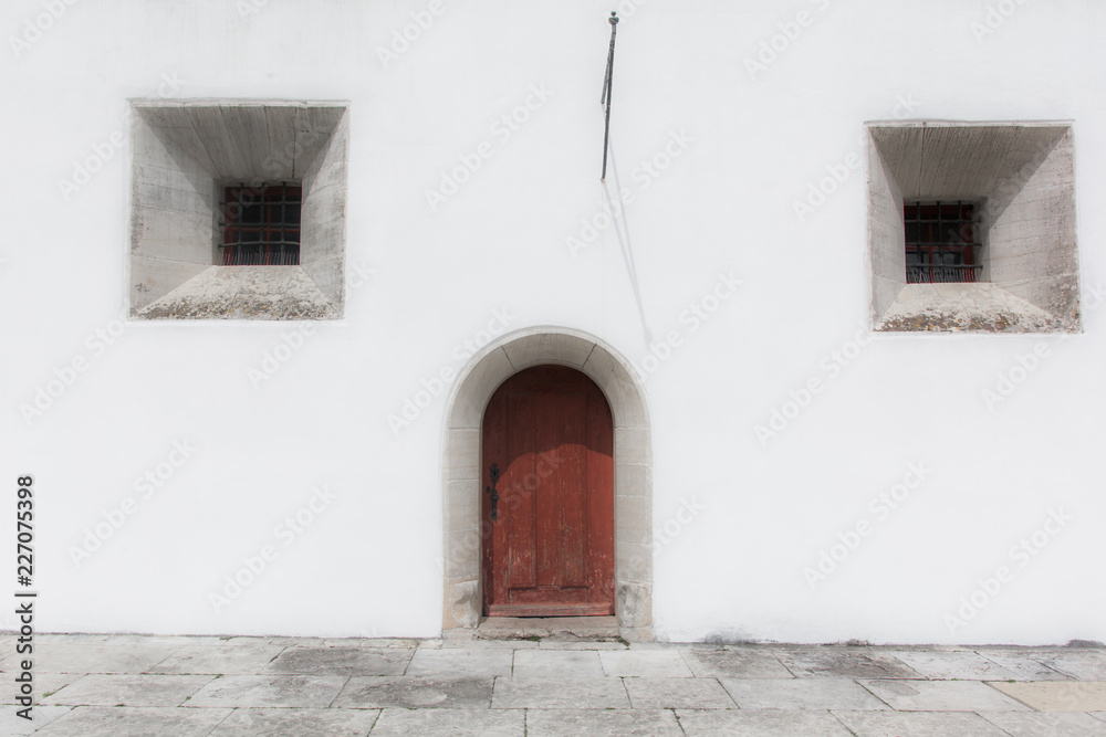 Una porta rossa nelle strade di Lisbona