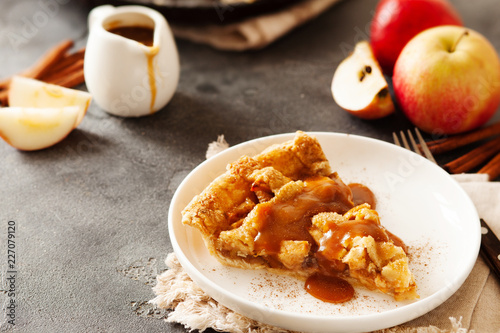 Foto Slice of freshly baked apple pie with caramel sauce and cinnamon