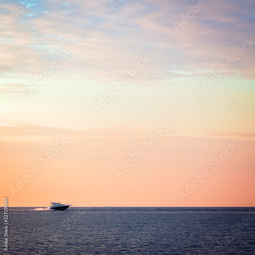 Boat on the lake swims into the sunset © tenrec