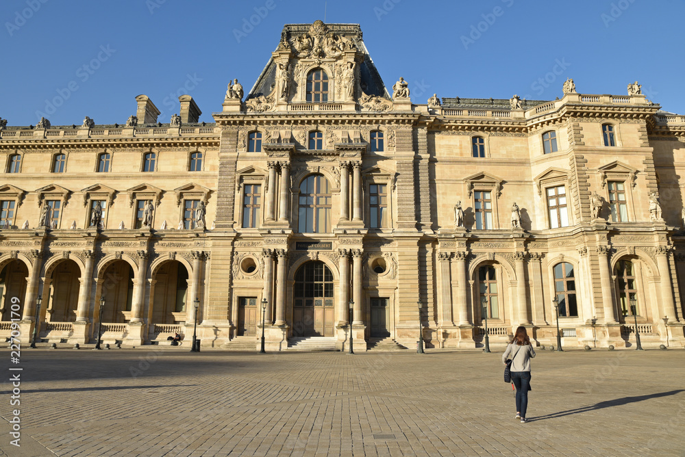 Cour Napoléon au Louvre, France
