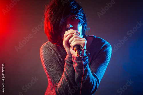 Canvas-taulu singing singer on concert