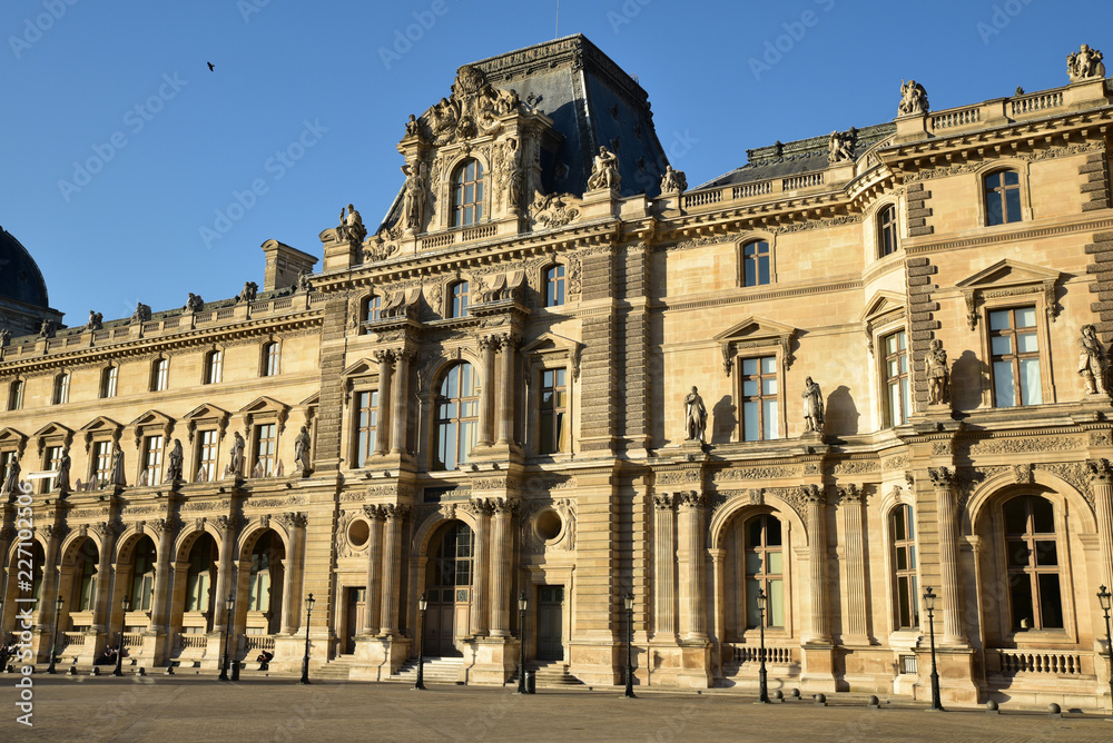 Façade du Louvre cour Napoléon à Paris, France