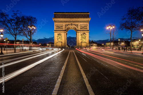 Arc de triomphe de nuit vu depuis les Champs-Elysées avec des filés de lumière de voitures © 4K360