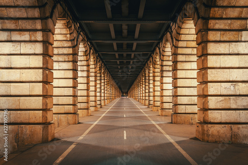 Vue en perspective sous le pont de Bercy à Paris