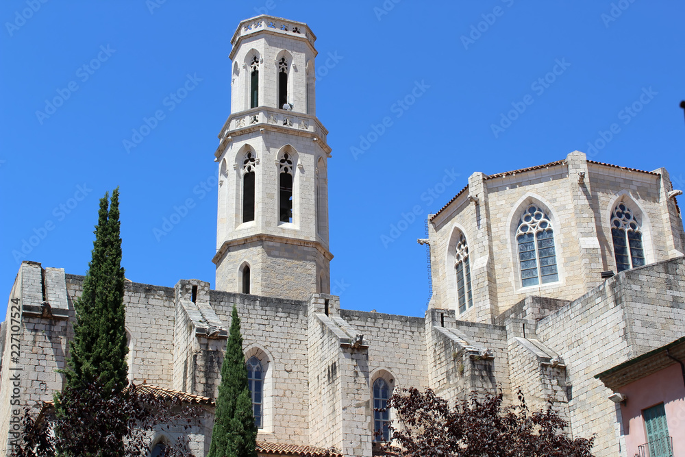 Facade de la cathédrale san pere à Figueres
