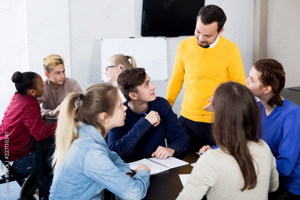 Obraz premium Classmates working in groups