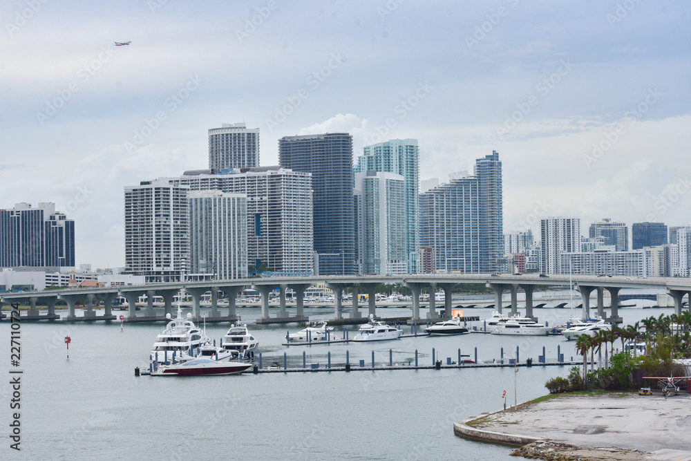 Obraz premium airplane flying over downtown Miami, Florida buildings