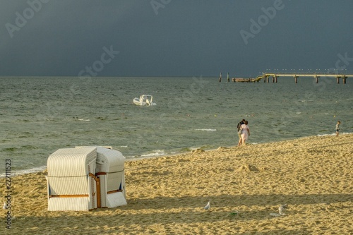 Międzyzdroje letnią porą, piaszczysta plaża bałtycka, spacery plażą o złotej godzinie przed nadejściem burzy