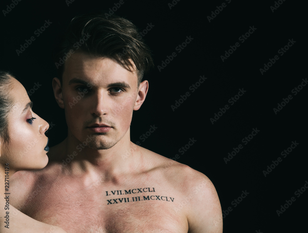 Foto de Macho on pensive face with muscular figure, enjoy female