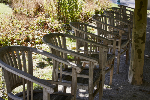 Leere Sessel Stühle Holz Tisch Garten