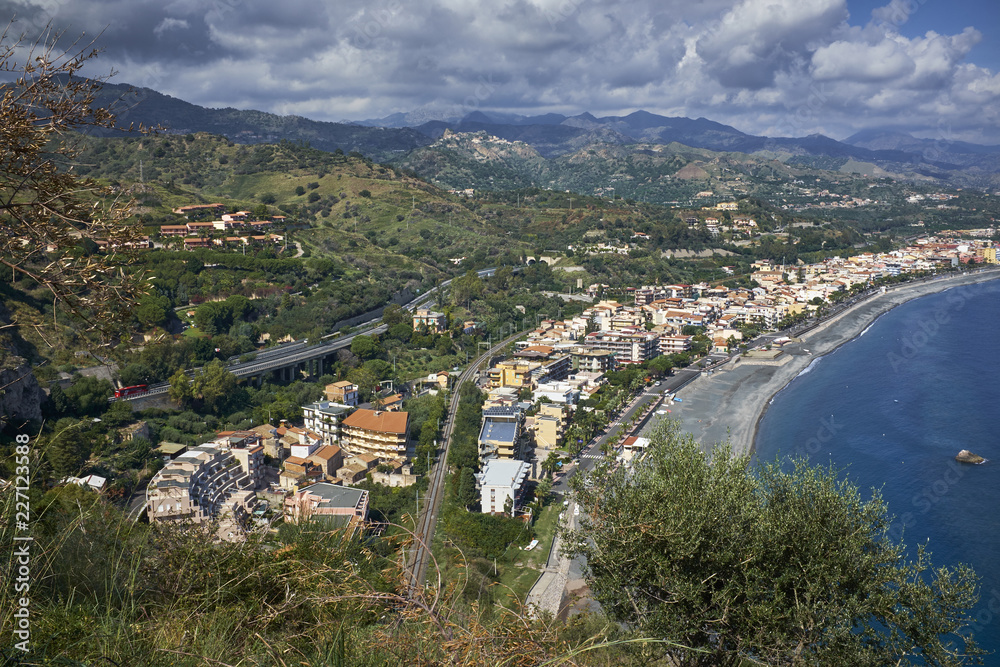 Veduta della Costa Ionica con i Paesi sul Mare sotto Taormina in Provincia di Messina Sicilia