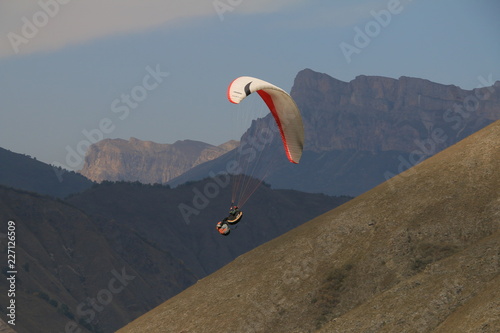 Tableau sur toile paragliding in mountains