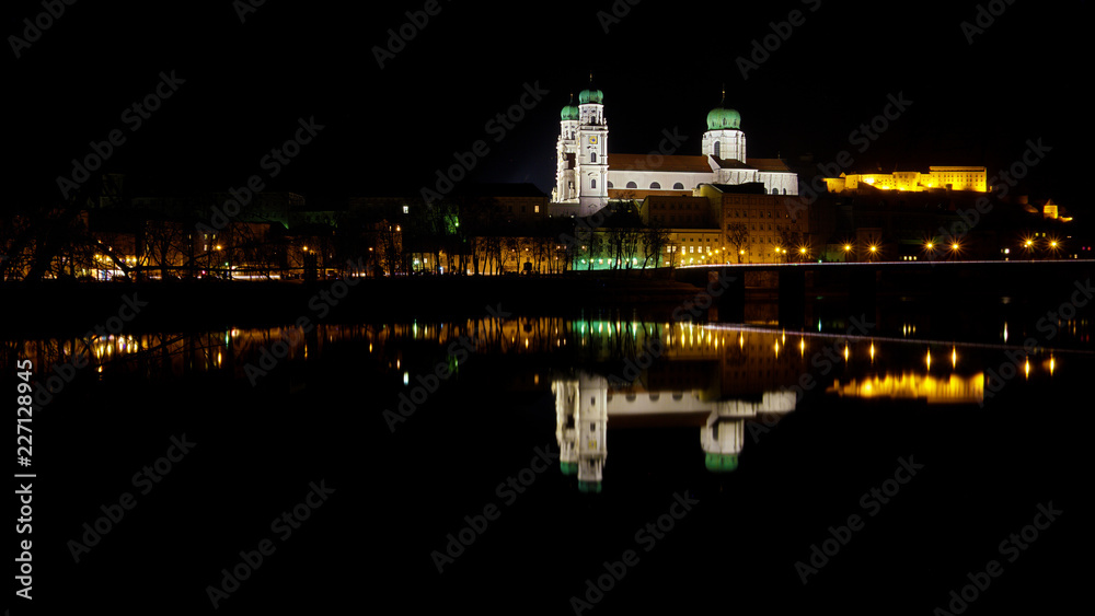 Beleuchteter Sankt Stephans Dom in Passau bei Nacht