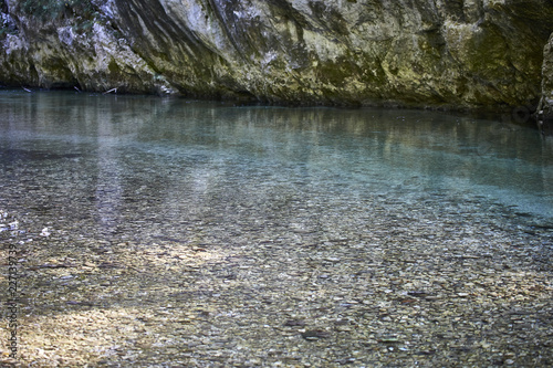 Wasser Fluss Steine Fels Spiegelung Ruhe blau