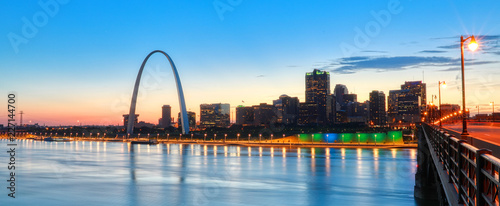 Obraz na płótnie The St. Louis, Missouri skyline and Gateway Arch from Eads Bridge. w salonie