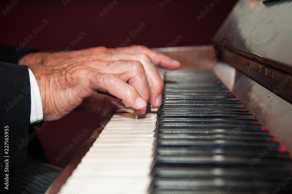 hands playing piano