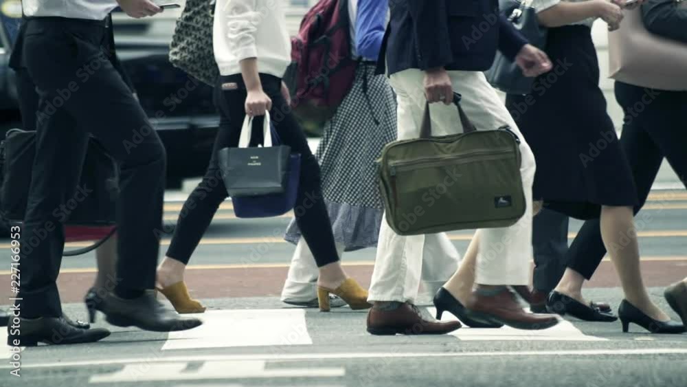 出勤するビジネスマンなどの群衆の雑踏