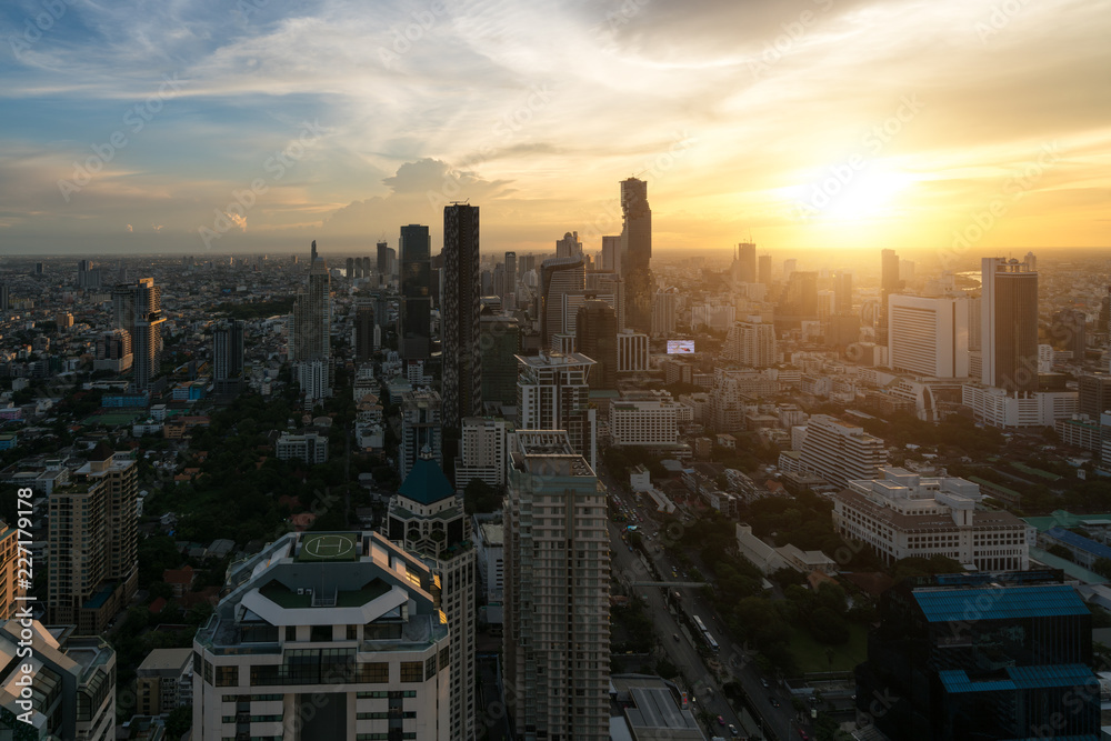Obraz premium Modern building in Bangkok business district at Bangkok city with skyline before sunset, Thailand.