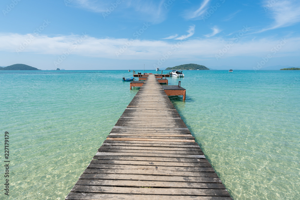 Fototapeta premium Drewniane molo w Phuket, Tajlandia. Koncepcja lata, podróży, wakacji i wakacji.