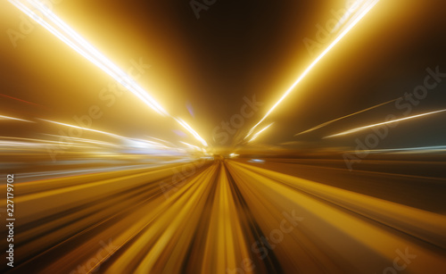 Widok z pierwszego wagonu kolejowego. Prędkość ruchu plamy metra abstrakcjonistyczny tło przy nocą