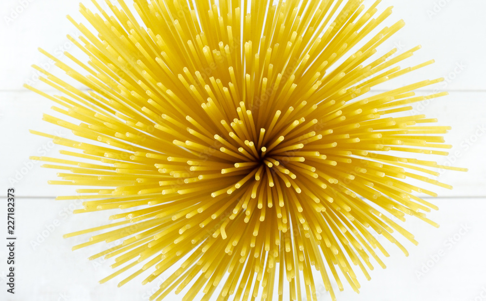 Obraz premium Spaghetti yellow italian pasta line pattern food background concept,Close up.