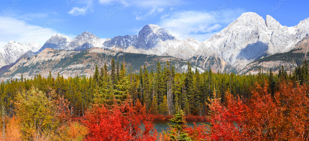 Obraz premium Lower Kananaskis lake landscape in Alberta Canada