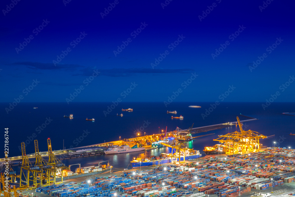 Obraz premium view of the night cargo port in spain