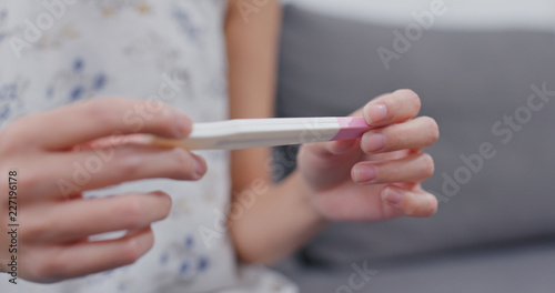 Woman hold pregnancy test stick © leungchopan