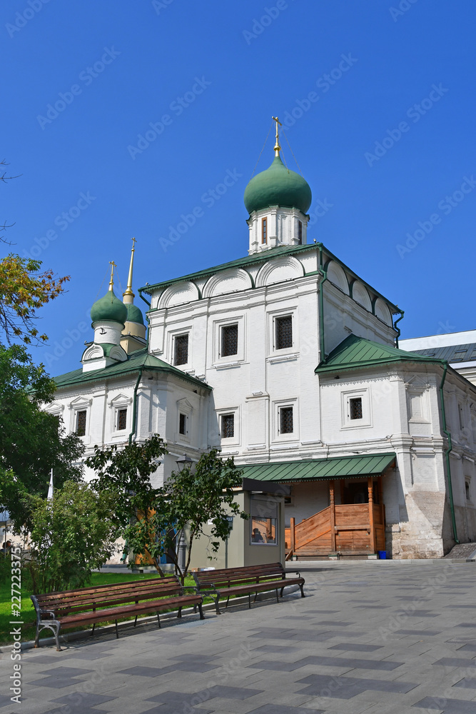 Москва. Церковь Максима Блаженного на Варварке (1698-1699) в солнечный летний день