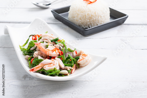 Hot and spicy vegetable paco fern salad with shrimp.