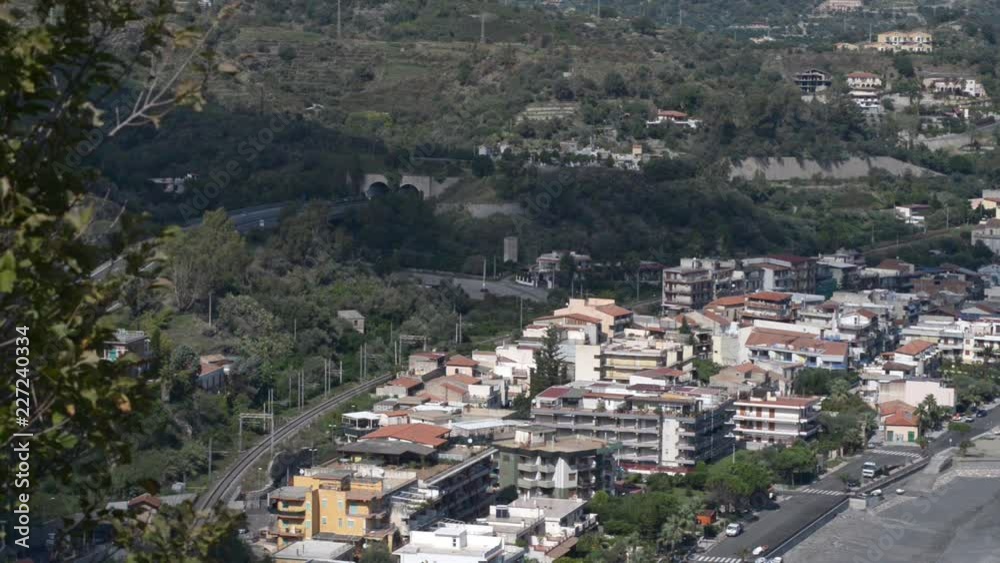 La costa Ionica nella Sicilia Orientale con Autostrada A3, ferrovia nei pressi di Taormina La costa Ionica nella Sicilia Orientale con Autostrada A3, ferrovia nei pressi di Taormina