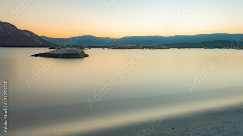 Coucher de soleil sur la plage de Santa Giulia en Corse