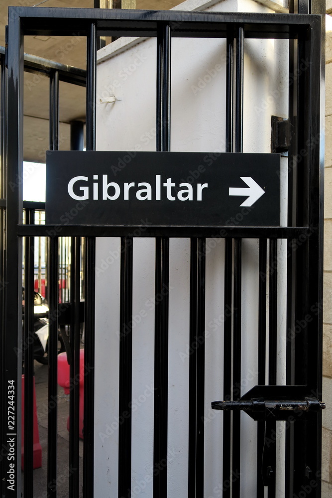 Gibraltar, panneau avec flèche sur porte noire en fer Gibraltar, panneau avec flèche sur porte noire en fer