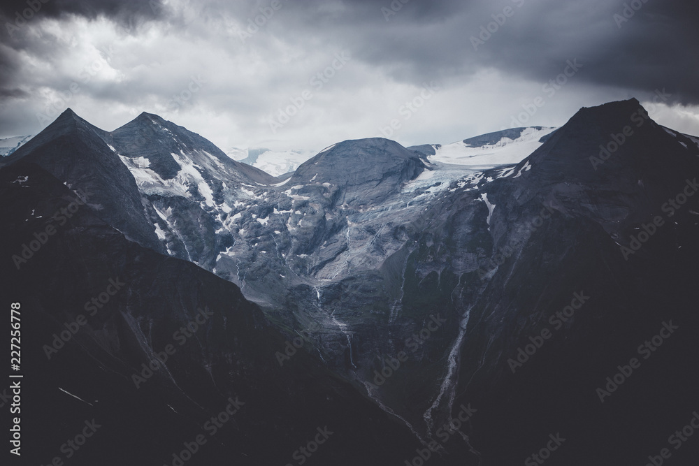 Bergspitzen in den Alpen mit Schnee und Wolken