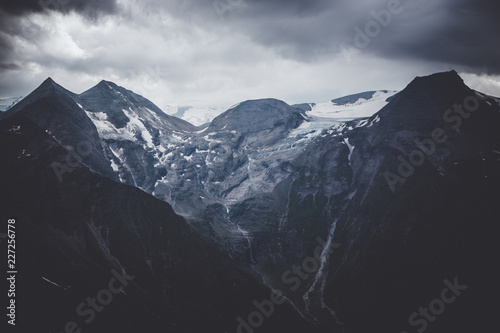 Bergspitzen in den Alpen mit Schnee und Wolken