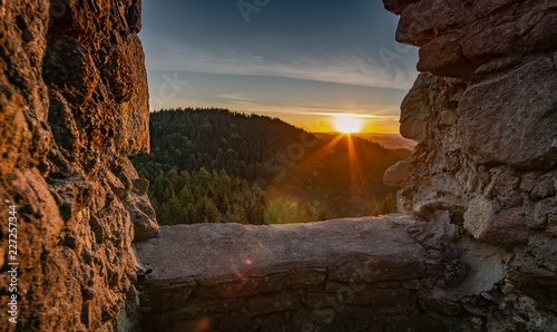 Ruine Prandegg Sonne Mauern Burgmauern Wälder Wolken Sonnenuntergang 