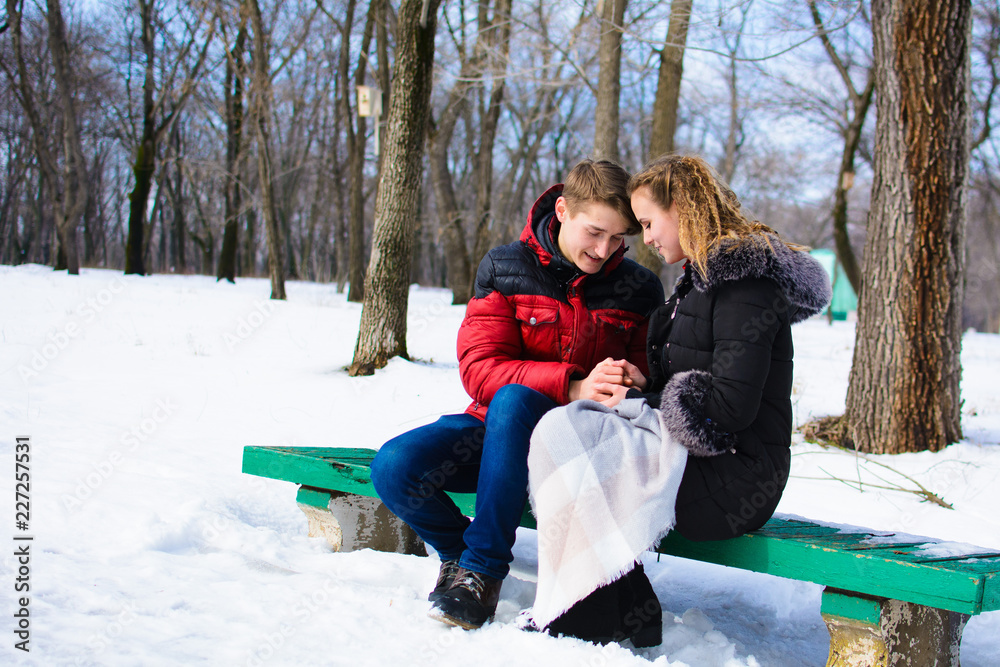 Obraz premium loving young couple in winter in park