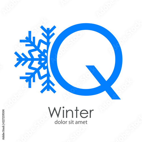Logotipo letra Q azul con estrella de frío en exterior