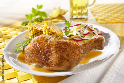 Hähnchenkeule / Hähnchenkeule mit Kartoffelsalat und Mais